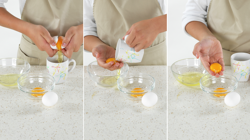Nå skal du skille egg, fordi du kun skal bruke eggehvitene. Vask hendene. Start med ett egg og knekk det i en kopp. Hell egget over en skål, mens du bruker hånden din til å 