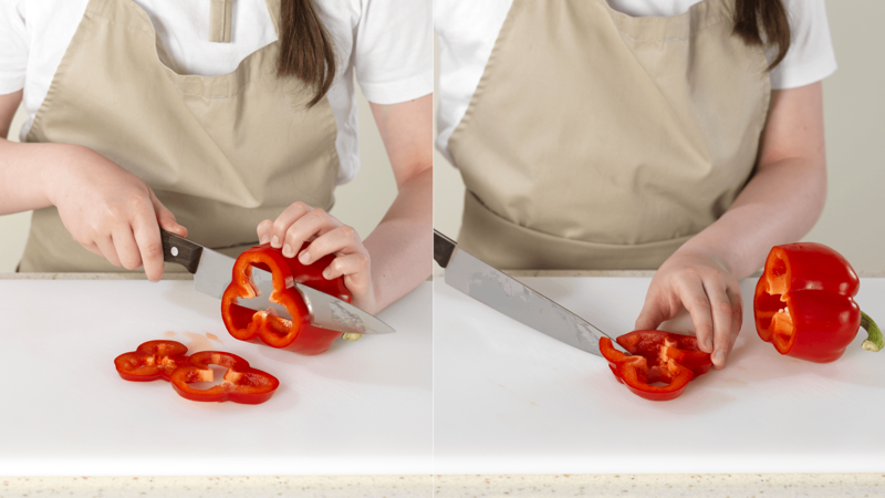 Vask grønnsakene. Skjær paprika i ringer og del ringene i to, slik at du får strimler. Legg stimlene til siden, eller i en bolle. Vi har brukt gul og rød paprika, men her kan du også bruke en farge, hvis du vil det.