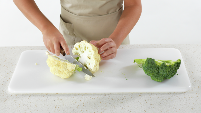 Mens laksen er i ovnen kan du lage salaten (men, husk å passe tiden!). Skjær av den mengden brokkoli og blomkål du trenger. Hvis de ikke er vasket fra før, må du gjøre det.