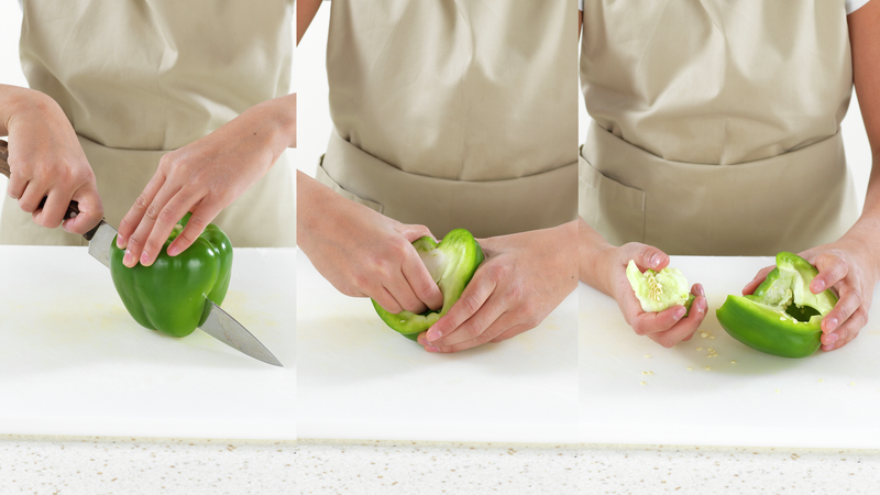 Mens risen koker kan du gjøre klar resten av ingrediensene. Skyll paprika og del i to. Ta ut kjernen, som vist på bildet. Vi har brukt grønn paprika, men du kan også bruke andre farger.