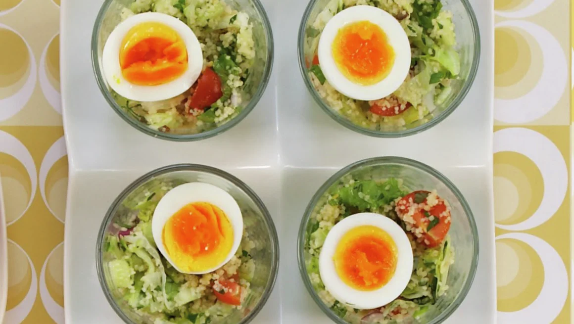 Egg på couscous-salat