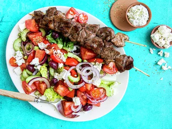 Grillspyd med lam, gresk salat og tzatziki
