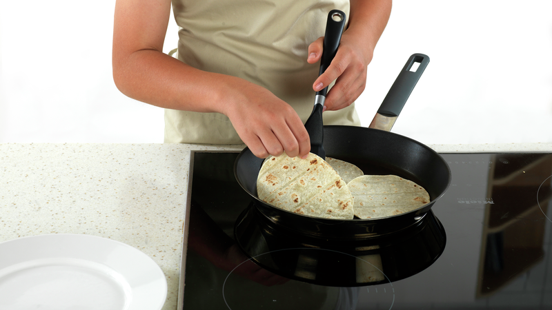 Før du steker kjøttet kan du varme tortillalefsene (da blir de best). Sett en stekepanne på platen og skru på middels varme. Sett frem en tallerken. Når pannen begynner å bli varm kan du legge i tortillalefsene (så mange det er plass til av gangen).