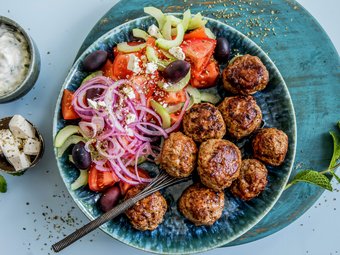 Lammeboller med gresk salat og tzatziki