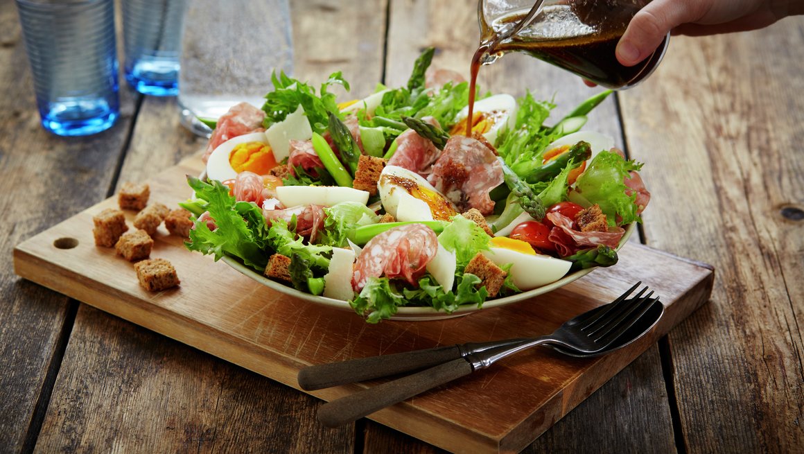 Salat med salami og egg