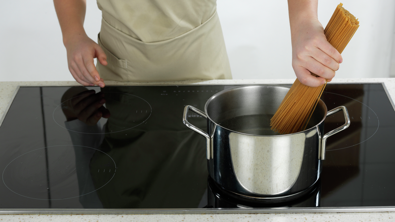 Les på pakken og sjekk hvor lenge pastaen skal koke. Vei opp den mengden spagetti du trenger. Ha pasta i det kokende vannet og rør rundt med en sleiv. Skru ned varmen til middels, slik at det ikke koker over.