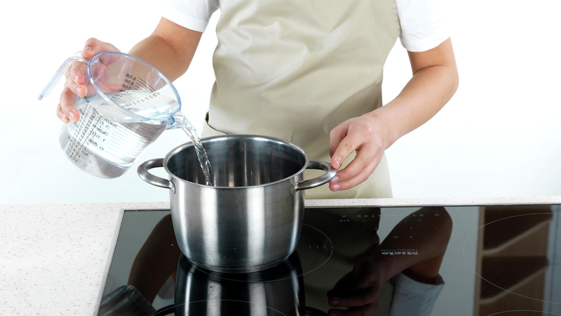 Sett en kjele på en ledig kokeplate. Bruk et desilitermål, eller en mugge og fyll kjelen halvfull med vann. Ha salt i vannet. Skru platen på fullt.