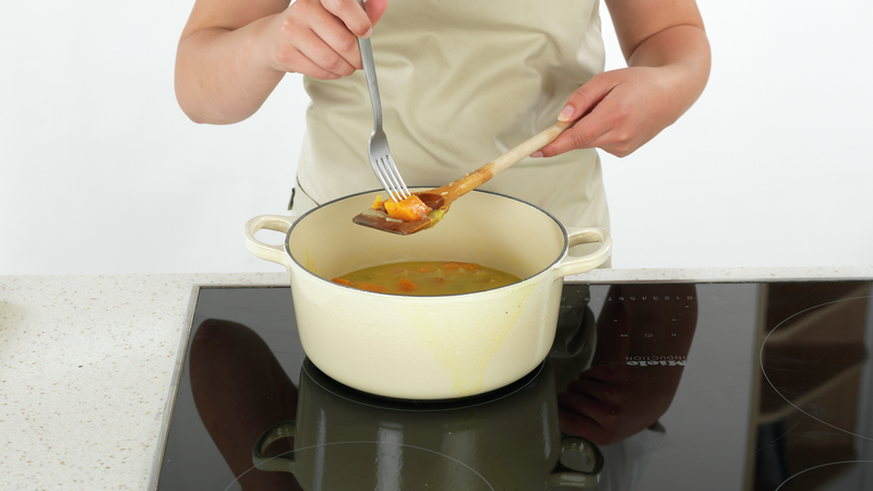 For å sjekke om søtpoteten er mør (myk), kan du ta opp en bit og stikke inn en gaffel. Hvis gaffelen går lett inn og ut er den ferdige, og du kan skru av kokeplaten.