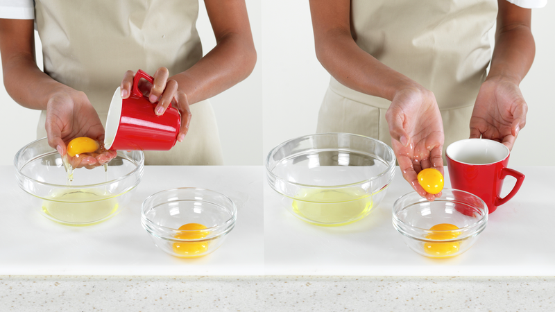 Vask hendene godt, og hell egget over skålen mens du bruker hånden din til å «fange» eggeplommen. Legg eggeplommen over i den andre skålen. Gjør det samme med resten av eggene.