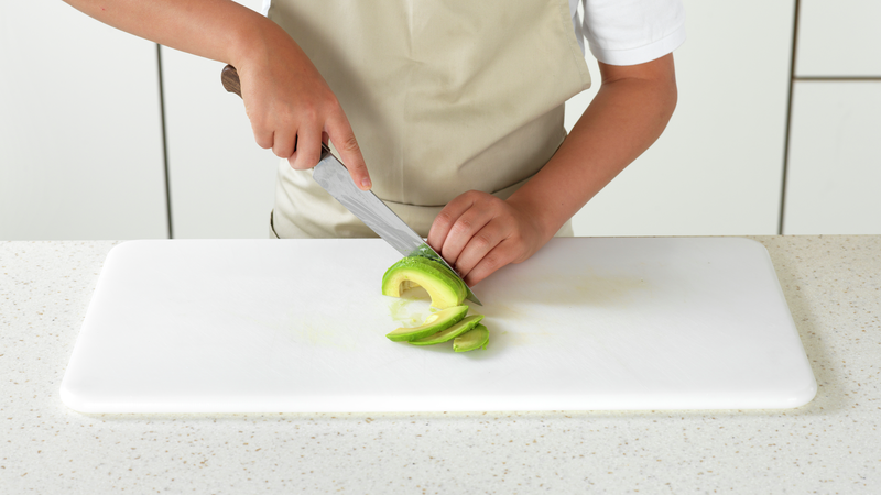 Skjær avokadoen i tynne skiver og del gjerne opp skivene, slik at du får strimler. Legg strimlene sammen med agurken.