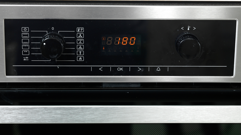 Ta ut alle stekebrett fra ovnen, slik at den er tom. Sett stekeovnen på 180 °C. Bruk over- og undervarme.