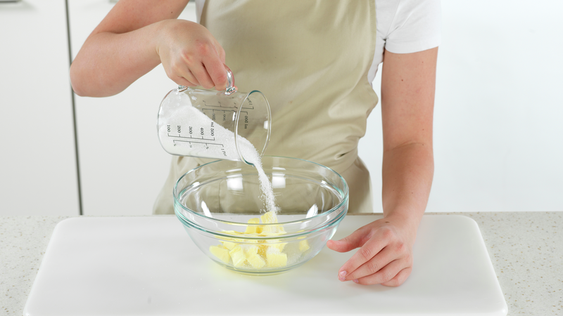 Mål opp romtemperert (mykt) smør. Del smør i terninger og ha dem over i en bolle. Mål opp sukker og ha i bollen.