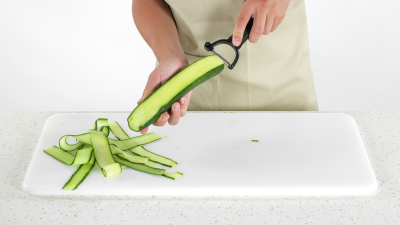 Skyll agurk og skjær av topp og bunn på agurken. Bruk en rotskreller til å skrelle tynne strimler av agurk. Snu på agurken underveis, slik at du ikke bare skreller fra en side (da blir det enklere å få med seg så mye som mulig).
