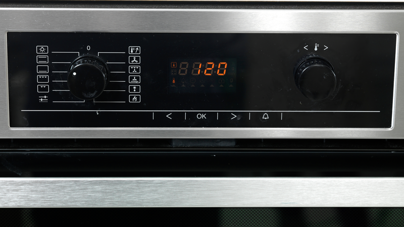 Ta ut alle stekebrett fra ovnen, slik at den er tom. Sett stekeovnen på 120 °C. Bruk over- og undervarme.