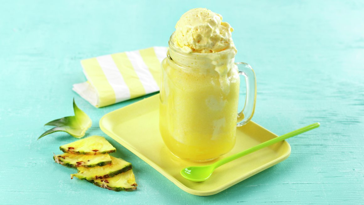 Ananas og ingefærøl med vaniljeis