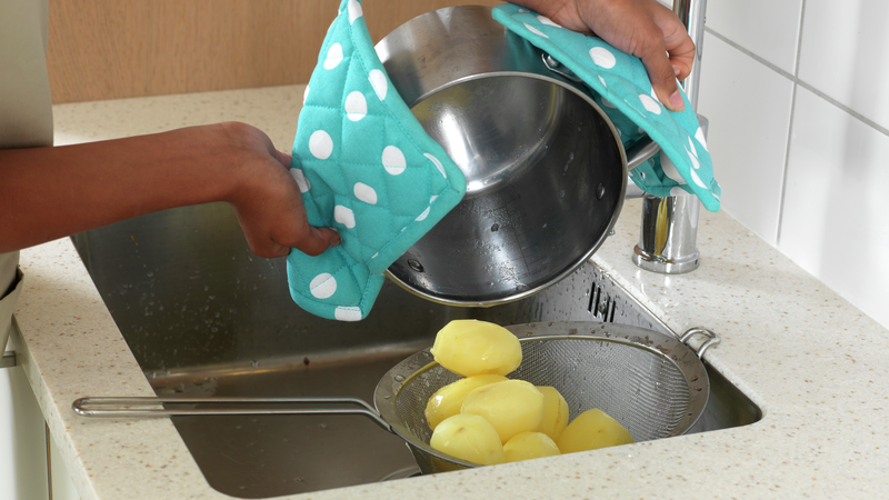 Slå av kokeplaten når potetene er ferdige. Hell vann og poteter over i et dørslag. Bruk grytekluter, hvis håndtakene er varme. Legg potene tilbake i den tomme kjelen.