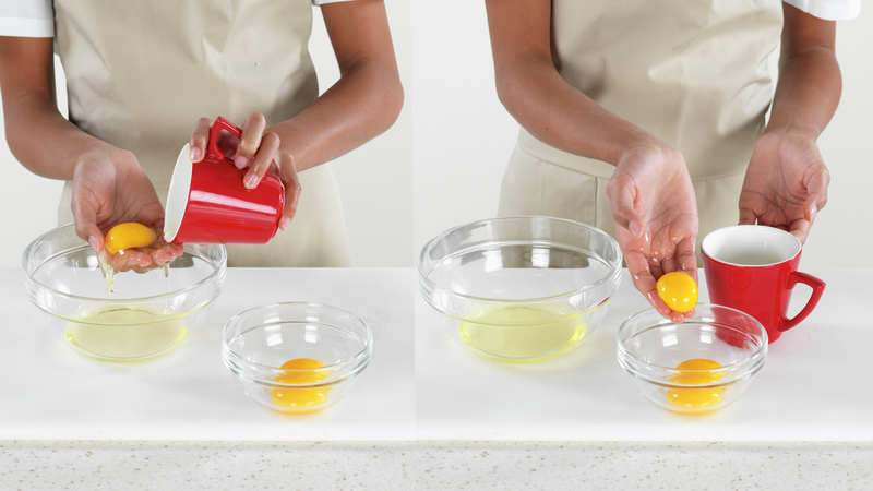 Vask hendene godt, og hell egget over skålen mens du bruker hånden din til å «fange» eggeplommen. Legg eggeplommen over i den andre skålen.