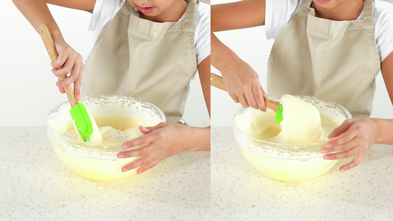 Bruk en slikkepott og vend forsiktig melblandingen inn i eggedosisen. Bruk runde bevegelser med slikkepotten, og «hent» opp melet som har lagt seg på bunnen. Det er viktig at du ikke rører for hardt, for å bevare luften som du har pisket inn i eggene.