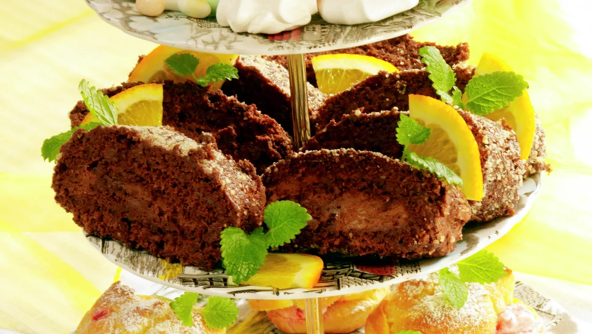 Øverste fat: Pikekyss/Marengs, midterste fat: Sjokoladerullekake med hasselnøtter og espresso, og nederste fat: Vannbakkels med bærkrem.