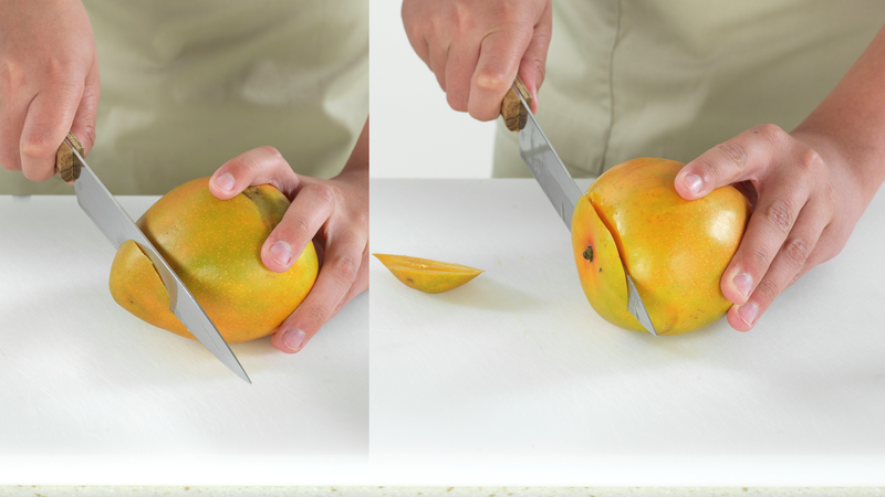 Start med å gjøre klar salsaen: Skjær topp og bunn av mangoen.