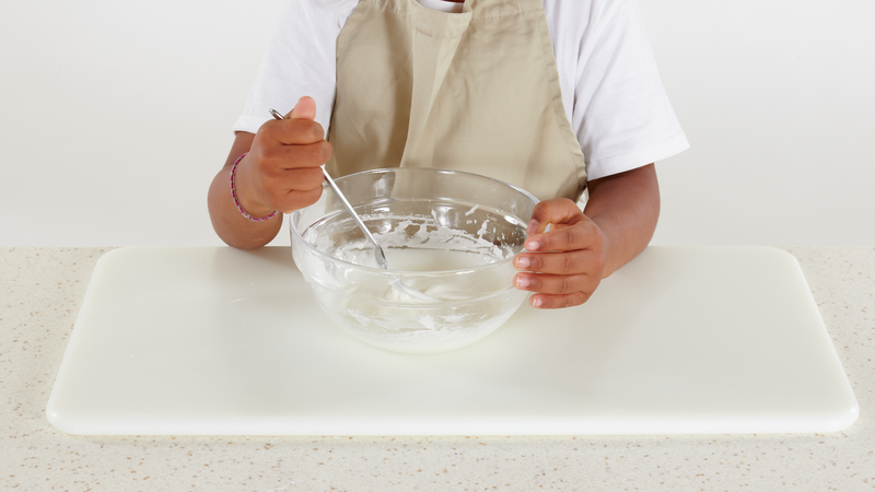 Klem ut saft av sitron og ha i bollen, du trenger bare litt😊! Rør alt godt sammen til en klumpfri blanding.