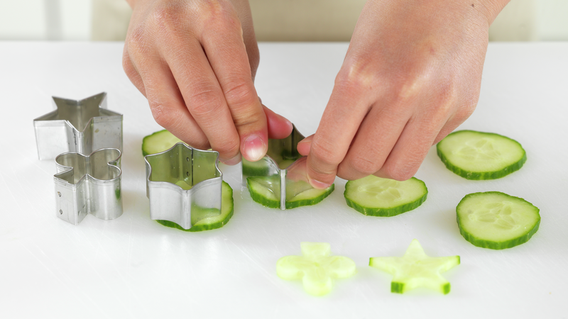 Bruk små utstikkerformer til å lage agurkfigurene.