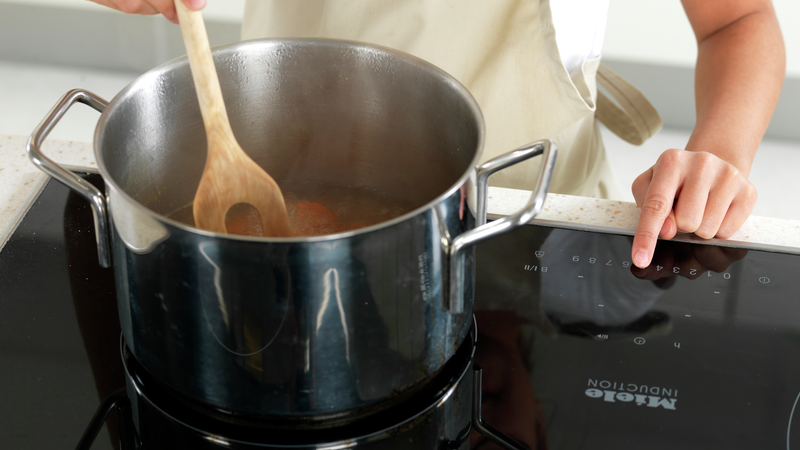 Skru ned platen til middels varme når det har kokt opp (når det bobler). Rør litt rundt. La det småkoke i 4 minutter.