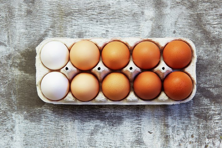 Hvite og brune egg i eggekartong