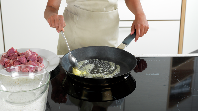 Sett en stekepanne på platen og skru på høy varme. Ha i margarin eller smør. Sett også frem en ren bolle.