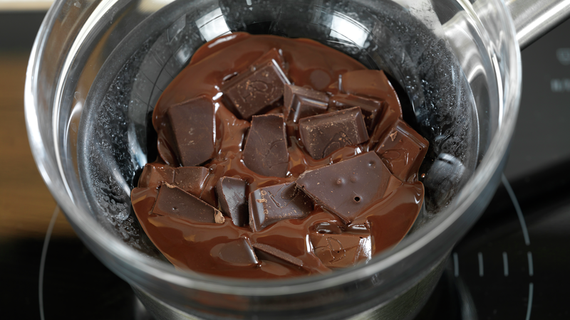 La det stå uten å røre til sjokoladen smelter, dette tar ca. 12 minutter.