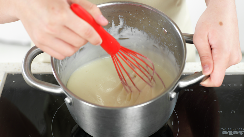 Spe med kraft- og melkeblandingen (ha i litt og litt), mens du rører godt. La sausen stå å småkoke i ca. 10 minutter, til den begynner å tykne (den skal være ganske tykk, slik som på bildet). Hvis du syns sausen er for tykk kan du ha i litt mer melk eller kraft.
