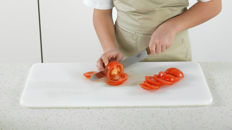 Skjær tomat i skiver.