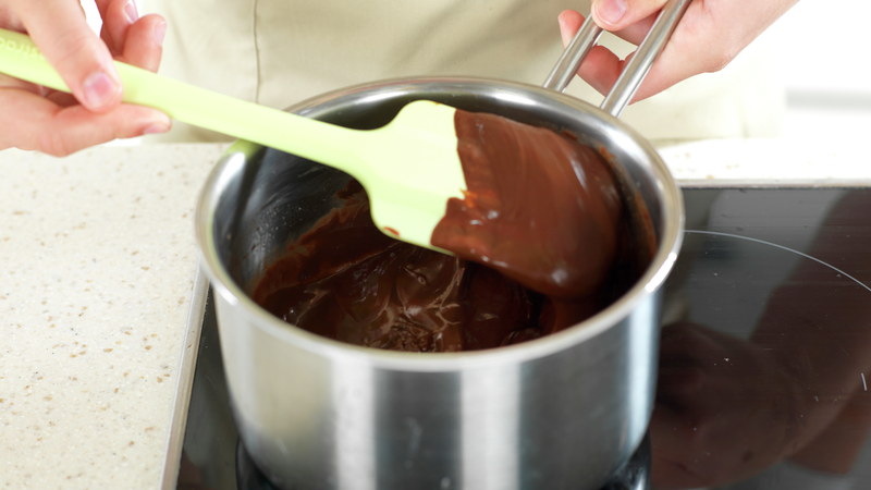 Rør i blandingen med en slikkepott til alt er smeltet. Trekk så kjelen til side og skru av platen.