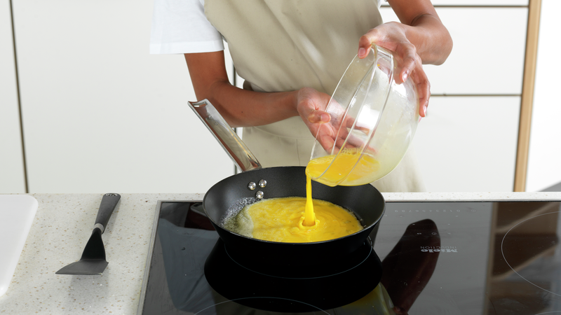 Hell eggeblandingen over i stekepannen når margarinen slutter å bruse.