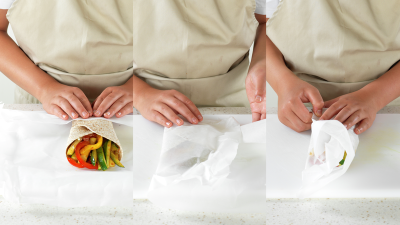 Tips: Pakk wrappen inn i matpapir! Brett matpapiret på sammen måte som du brettet tortillaen.