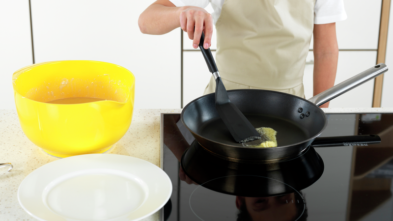 Ha i 1 ts smør i stekepannen, og smør smøret litt rundt med stekespaden. Gjør klar en tallerken til de ferdige pannekakene.
