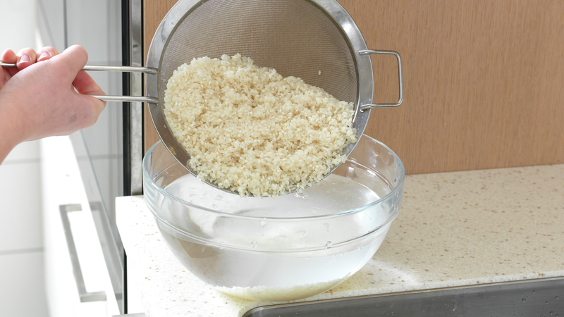 Ha risen i en bolle med kaldt vann. La stå i 20 minutter.