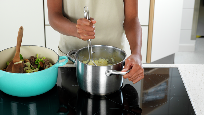 Bruk en potetmoser til å mose potetene. Nå er potetmosen klar. Skru platen på lav varme og la den stå å kose seg, til du er ferdig med gryta. Rør gjerne litt i potetmosen underveis, slik at du er sikker på at den ikke brenner seg.