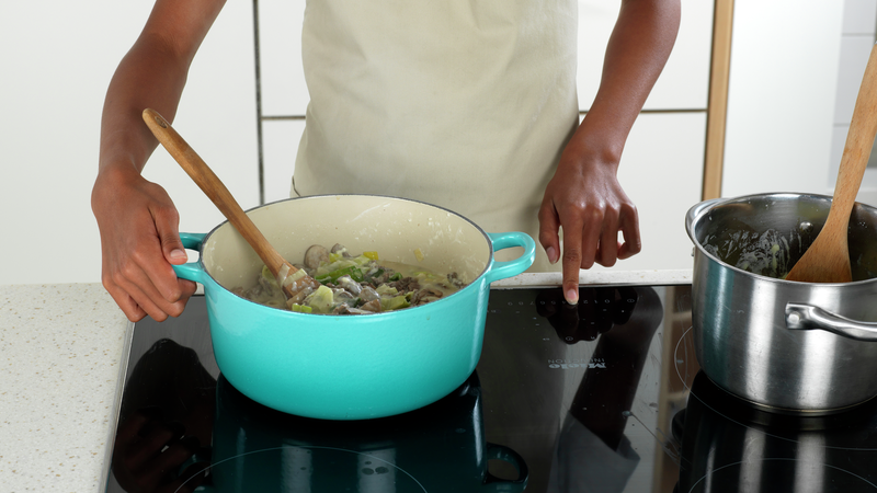 Skru varmen på fullt igjen, slik at gryta koker. Når det koker, skru ned varmen til middels. La det småkoke i ca. 10 minutter. Server den ferdige finnbiffen med potetmos, tyttebærsyltetøy, og litt frisk timian.