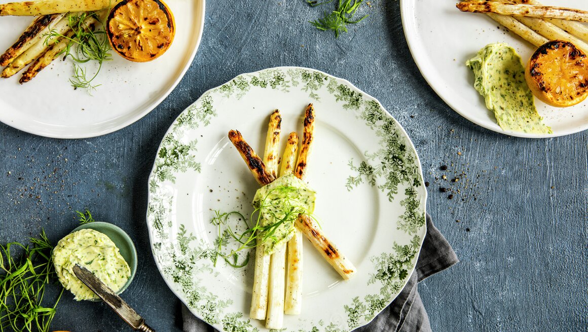 Grillet hvit asparges med urtesmør