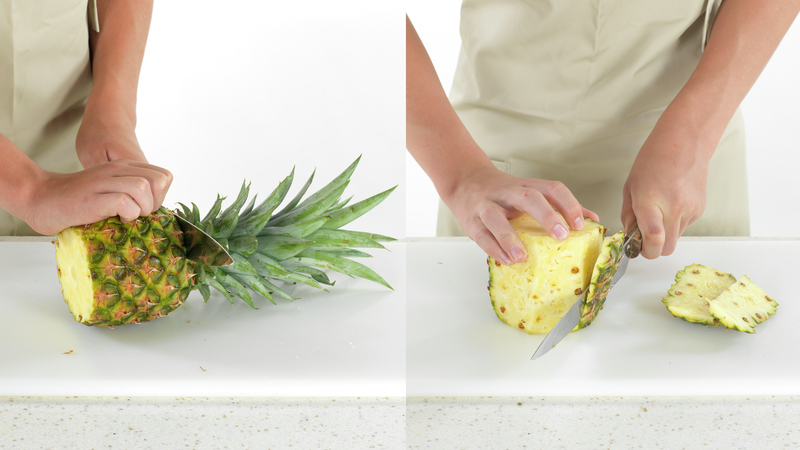 Skjær av topp og bunn på ananasen. Plasser ananasen stødig på skjærefjølen, med bunnen ned. Skjær av skallet, ved å skjære ned langs sidene. Prøv å skjær så nærme skallet du klarer, slik at minst mulig havner i søpla.
