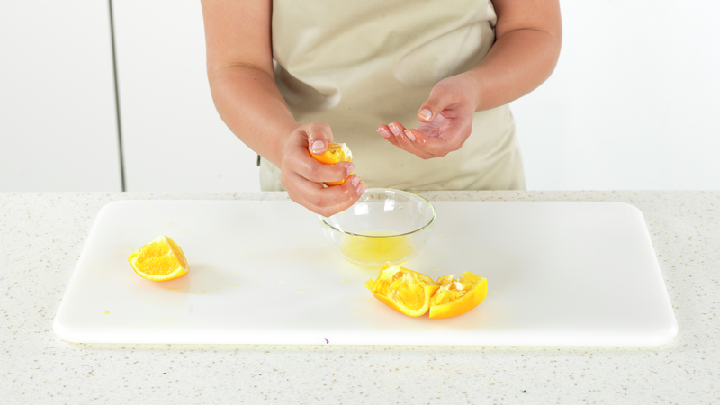 Skjær av den mengden appelsin du trenger. Press ut saften i en liten bolle eller skål.